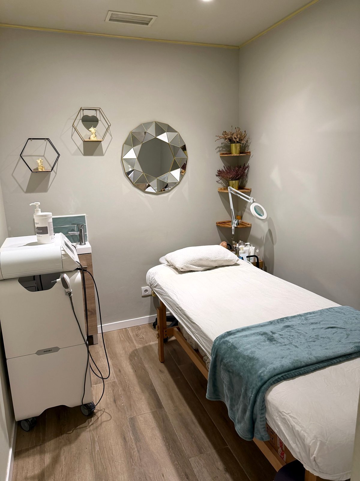 Cabina de limpieza de cutis e INDIBA en Haizea Beauty