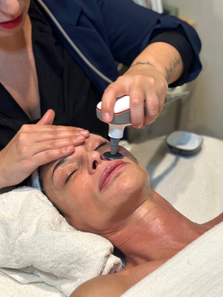 Els millors aparells facials per fer servir a casa (i quan és millor anar a cabina)