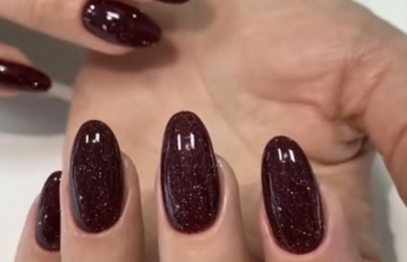 Uñas semipermanentes color borgoña en Haizea Beauty